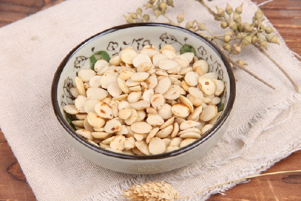 桃仁去皮和不去皮有什么不同 桃仁入药需要去皮吗 桃仁去皮和不去皮有什么不同 桃仁入药需要去皮吗