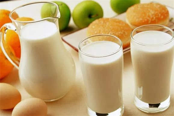 儿童牛奶和成人牛奶有啥区别 儿童牛奶和纯牛奶哪个好 儿童牛奶和成人牛奶有啥区别 儿童牛奶和纯牛奶哪个好