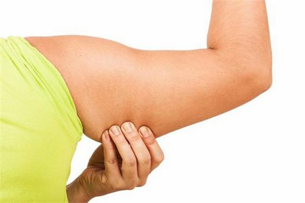 拜拜肉里面的颗粒是脂肪吗 拜拜肉跟年纪有关么 拜拜肉里面的颗粒是脂肪吗 拜拜肉跟年纪有关么