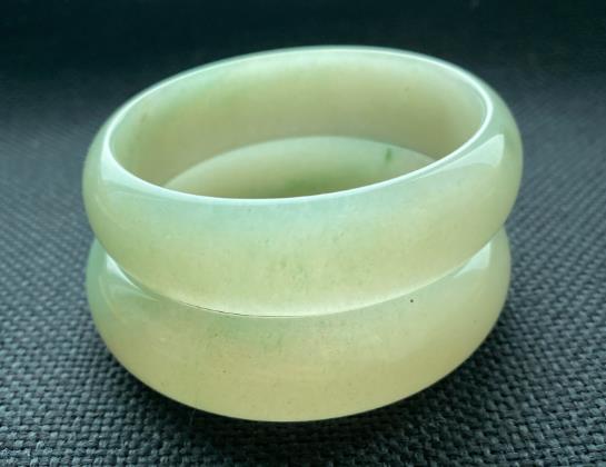 佘太翠玉手镯能养人吗?佘太翠与翡翠有啥区别?