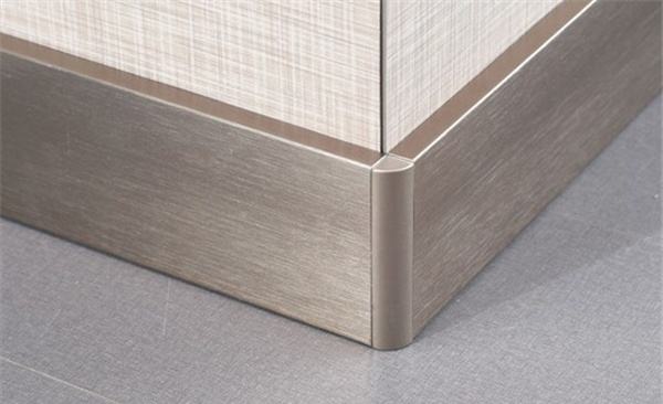 实木踢脚线安装方法