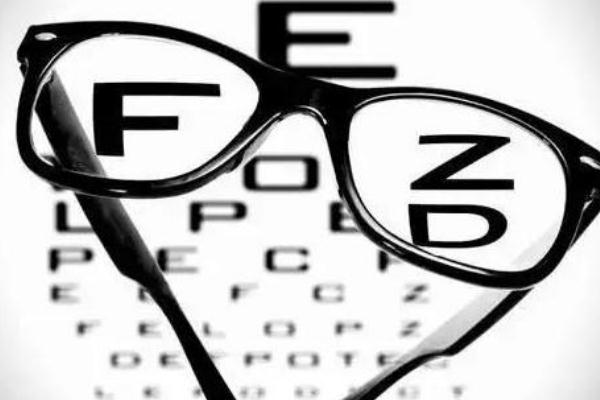 儿童近视有必要半年复查一下 儿童近视有闪光什么意思 儿童近视有必要半年复查一下 儿童近视有闪光什么意思