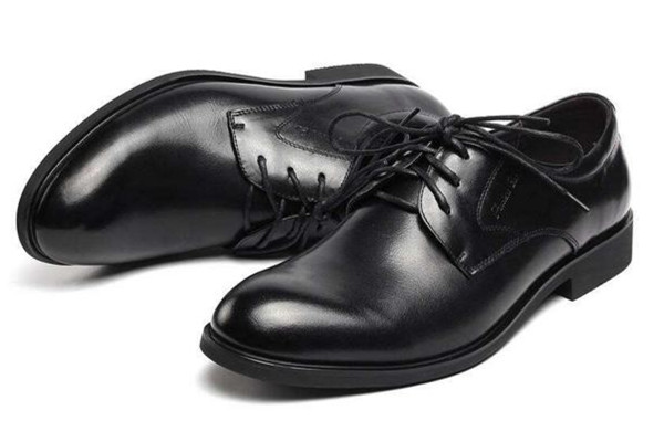 皮鞋有褶皱怎么恢复 皮鞋有褶皱是正常的吗 皮鞋有褶皱怎么恢复 皮鞋有褶皱是正常的吗