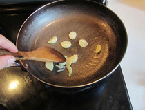 菱角炒肉做法图解 简单做出特色风味小炒菜7