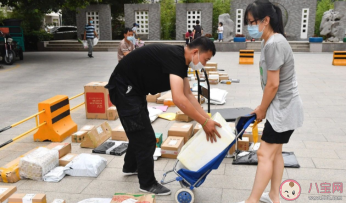 快递不送上门为何成潜规则 送货上门合理吗