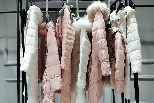 羽绒服买什么样的好看 羽绒服和什么裤子搭配 羽绒服买什么样的好看 羽绒服和什么裤子搭配