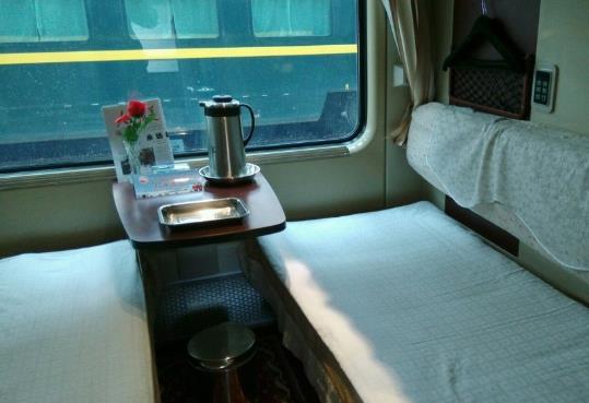 软卧怎么看是不是同一个包厢?高级软卧提供免费餐饮吗