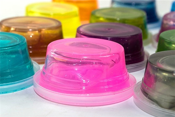 水晶泥弄到头发上怎么去掉 水晶泥是什么材料做的 水晶泥弄到头发上怎么去掉 水晶泥是什么材料做的