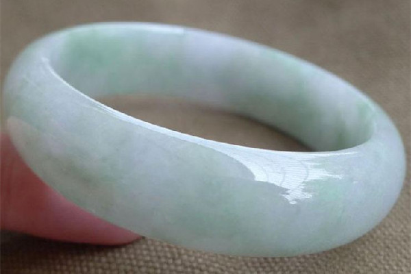 玉镯子睡觉的时候要摘下来吗 玉镯子要一直戴着吗 玉镯子睡觉的时候要摘下来吗 玉镯子要一直戴着吗