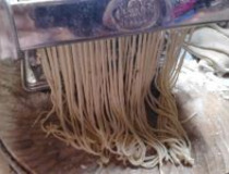 面条做法大全带图解 巧用面条机自制青瓜汁面条6