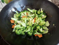 蒜蓉西兰花做法图解 8步做出美味蒜蓉西兰花7