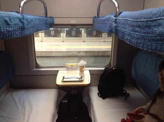 火车软卧四个人能买到一个包间吗?情侣买两张软卧可以睡一起吗