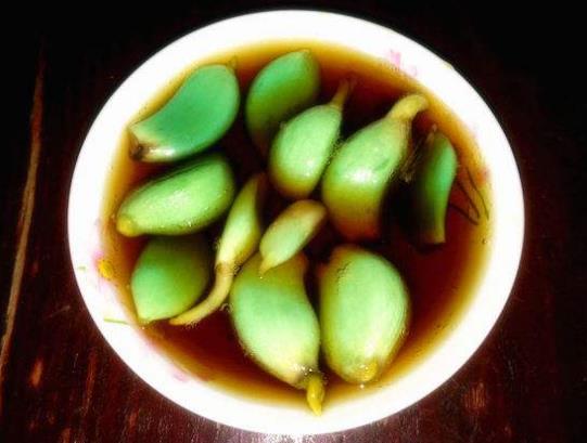 怎么让腊八蒜变绿?腊八蒜是放室内还是室外