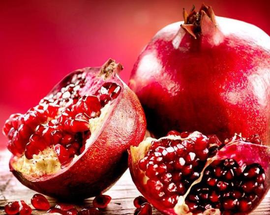 石榴一边烂了一边还能吃吗?石榴红得发黑正常吗