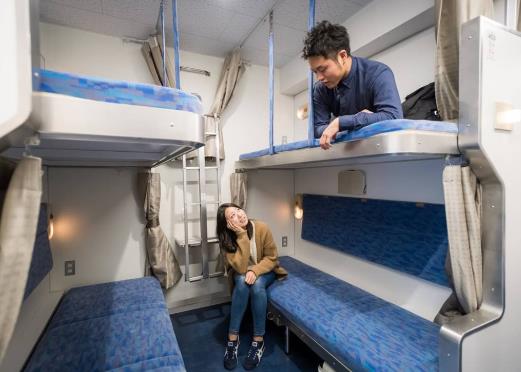 火车软卧四个人能买到一个包间吗?情侣买两张软卧可以睡一起吗