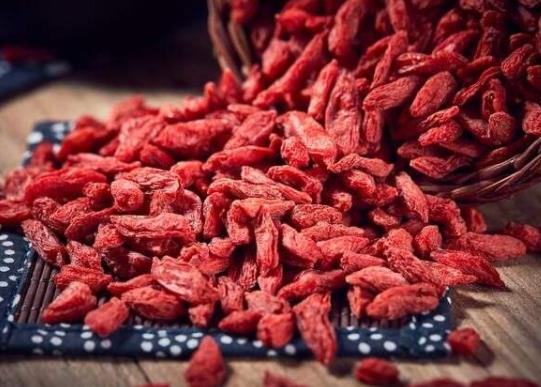 枸杞泡水脱色正常吗?枸杞越晒越粘怎么办