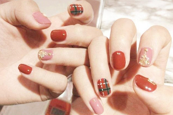 美甲做完总是翘边是怎么了 美甲翘边了怎么补救 美甲做完总是翘边是怎么了 美甲翘边了怎么补救