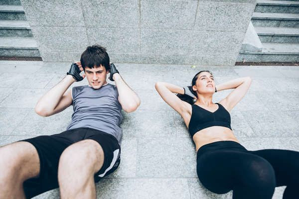 仰卧起坐必须抱头吗 仰卧起坐抱头有什么危害 仰卧起坐必须抱头吗 仰卧起坐抱头有什么危害