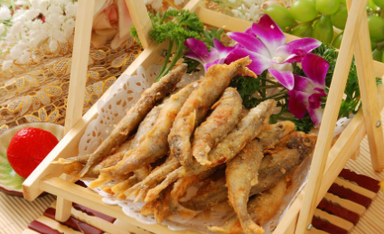 油炸鱼怎样不粘锅不烂1