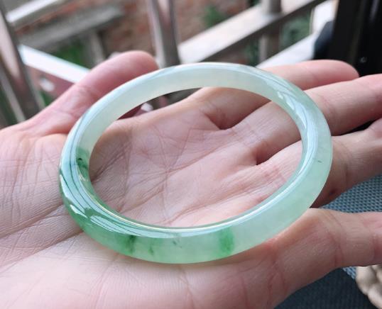 酸洗过的翡翠在紫光灯下是什么颜色的?酸洗过的翡翠怎么辨别?