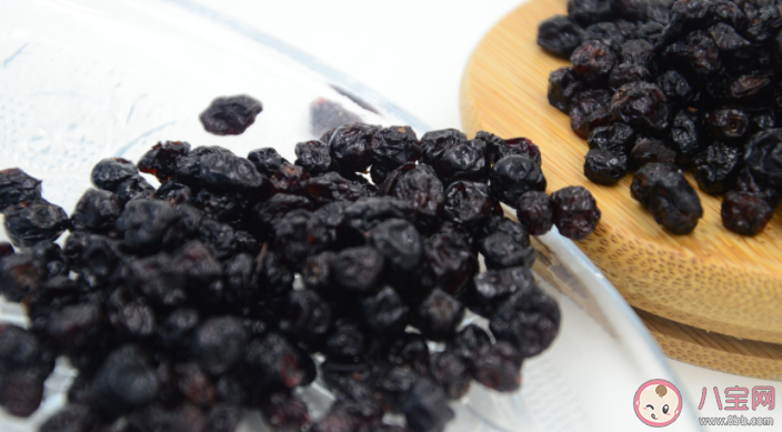 蓝莓干一天吃多少好 蓝莓干可以泡水喝吗 蓝莓干一天吃多少好 蓝莓干可以泡水喝吗