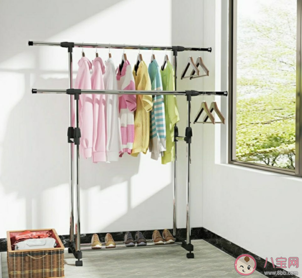 回南天出太阳适合晒衣服吗 晾在阳台的衣服不干怎么办 回南天出太阳适合晒衣服吗 晾在阳台的衣服不干怎么办