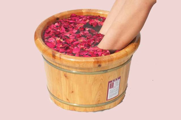 泡脚需要多少度的水温 泡脚对减肥有用吗 泡脚需要多少度的水温 泡脚对减肥有用吗