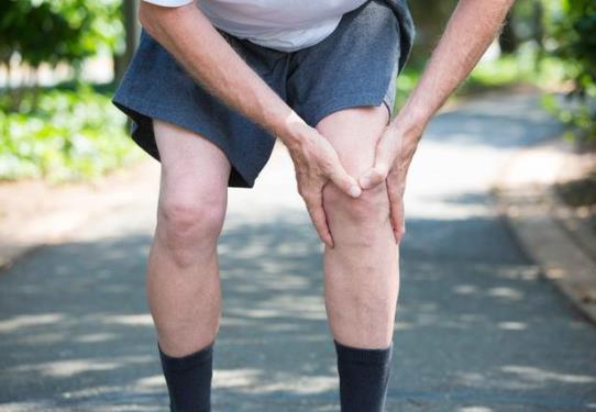 腿怕风怕冷是风湿吗?年轻人膝盖突然无征兆疼痛是怎么回事