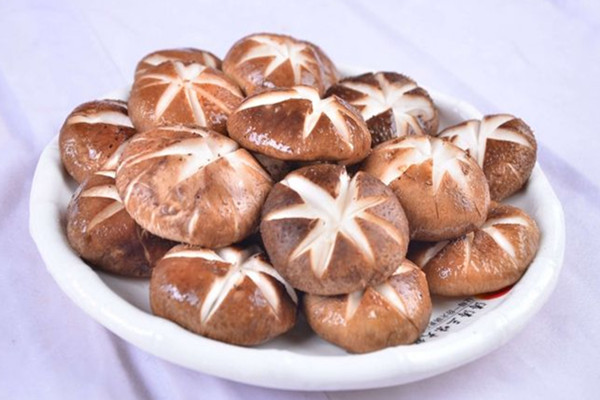 香菇减肥期间可以吃吗 香菇有减肥的功效吗 香菇减肥期间可以吃吗 香菇有减肥的功效吗