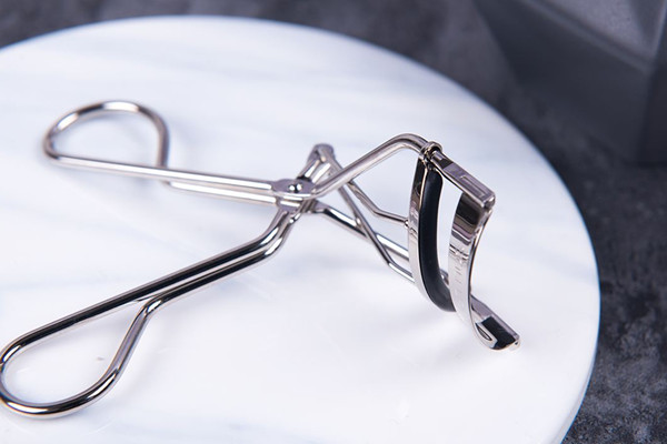 睫毛夹是先夹还是先涂睫毛膏 睫毛夹会夹到眼皮吗 睫毛夹是先夹还是先涂睫毛膏 睫毛夹会夹到眼皮吗