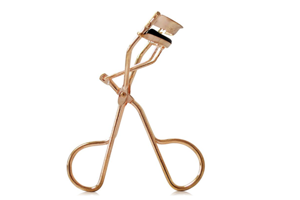 睫毛夹是先夹还是先涂睫毛膏 睫毛夹会夹到眼皮吗 睫毛夹是先夹还是先涂睫毛膏 睫毛夹会夹到眼皮吗