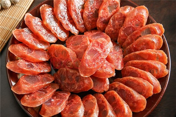 腊肠滴油了是不是就可以吃了 腊肠滴油怎么处理 腊肠滴油了是不是就可以吃了 腊肠滴油怎么处理