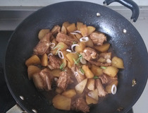 排骨的最好炖法 试试这道土豆炖排骨14