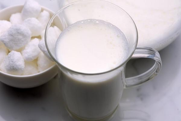 儿童牛奶和成人牛奶有啥区别 儿童牛奶和纯牛奶哪个好 儿童牛奶和成人牛奶有啥区别 儿童牛奶和纯牛奶哪个好