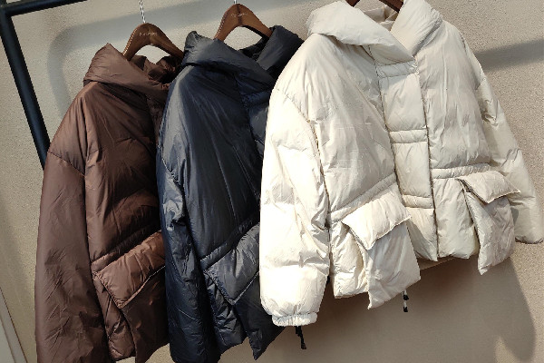 羽绒服是看含绒量还是充绒量 羽绒服用什么绒最保暖 羽绒服是看含绒量还是充绒量 羽绒服用什么绒最保暖