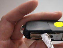 高尔夫车钥匙怎么换电池 8步教你轻松换高尔夫车钥匙电池3