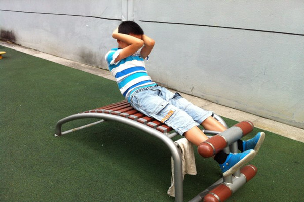 仰卧起坐必须抱头吗 仰卧起坐抱头有什么危害 仰卧起坐必须抱头吗 仰卧起坐抱头有什么危害