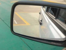 倒车前如何摆正车身 几招教你摆正车身2