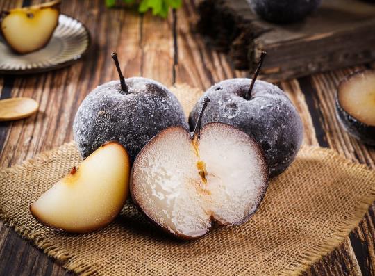 冻梨为什么是黑色的?冻梨里面为啥黑的冻梨图片