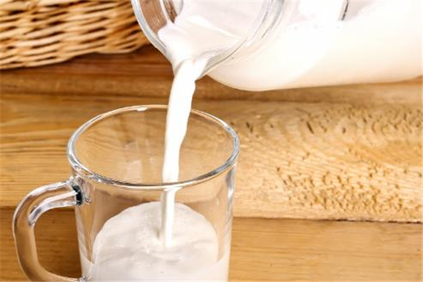 儿童喝牛奶好还是喝奶粉好 儿童喝牛奶要喝到多大 儿童喝牛奶好还是喝奶粉好 儿童喝牛奶要喝到多大