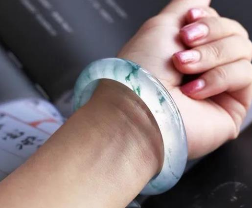 酸洗过的翡翠在紫光灯下是什么颜色的?酸洗过的翡翠怎么辨别?