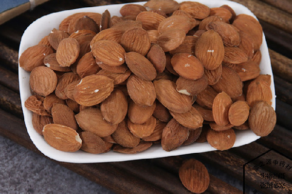 桃仁去皮和不去皮有什么不同 桃仁入药需要去皮吗 桃仁去皮和不去皮有什么不同 桃仁入药需要去皮吗