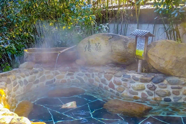 泡温泉多久泡一次合适 泡温泉能去湿气吗 泡温泉多久泡一次合适 泡温泉能去湿气吗