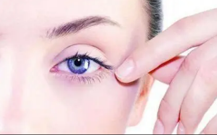 早上醒来眼皮浮肿怎么回事2