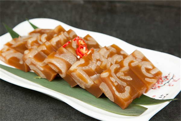 肉皮冻水和肉皮的比例 肉皮冻水少了可以加水吗 肉皮冻水和肉皮的比例 肉皮冻水少了可以加水吗