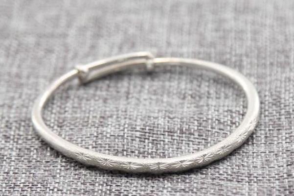 银手镯可以戴着洗澡吗 银手镯可以碰水吗 银手镯可以戴着洗澡吗 银手镯可以碰水吗