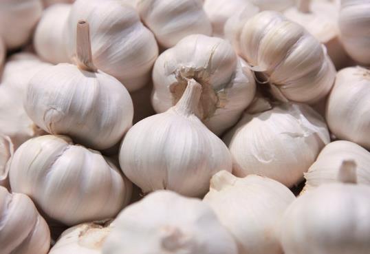 弄完大蒜手很辣怎么办?大蒜发黄是不是坏了