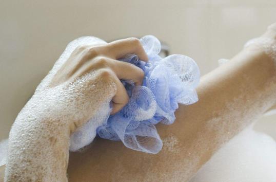 搓澡太用力会让皮肤越搓越黑吗?搓澡太用力会使皮肤出现小出血点吗