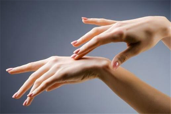 手上一直裂口子怎么办 手上裂口不愈合怎么回事 手上一直裂口子怎么办 手上裂口不愈合怎么回事