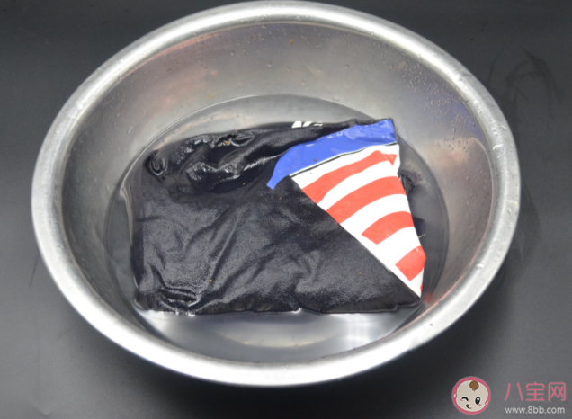 裤子掉色用盐水泡有用吗 衣服掉色是质量不好吗 裤子掉色用盐水泡有用吗 衣服掉色是质量不好吗